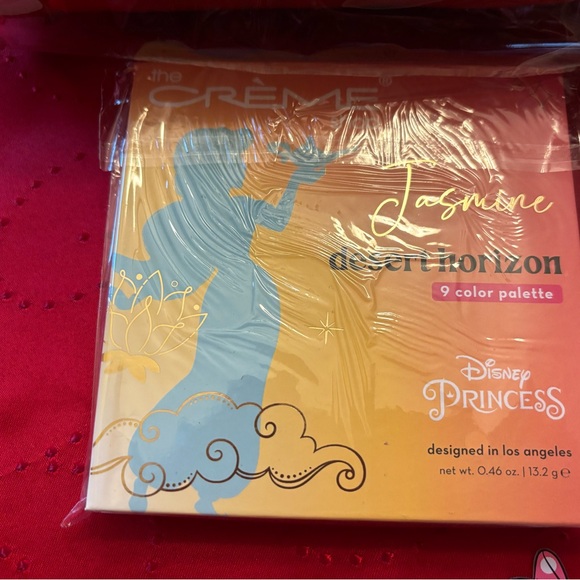 The Creme Shop Disney Bundle 

Minnie Mouse Dome Travel Pouch with accessories - Picture 3 of 9